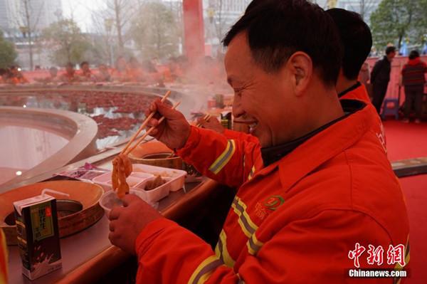 世界之最！環(huán)衛工工享“天下第一大火鍋” 圖片