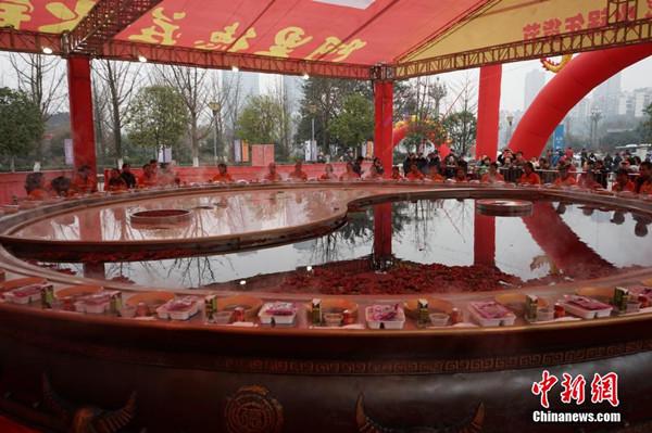 世界之最！環(huán)衛工工享“天下第一大火鍋” 圖片
