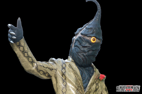 眼睛很大而且黑，鼻子很平，面容枯瘦，