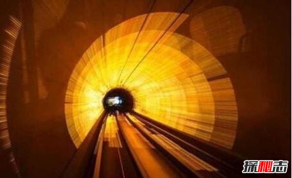 平行時(shí)空的真實(shí)案例,女子一覺(jué)醒來(lái)穿越到了另一個(gè)時(shí)空