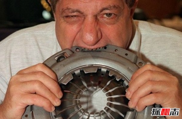 震撼世界的十大怪人 吃飛機/60年不洗澡的人你見(jiàn)過(guò)嗎?