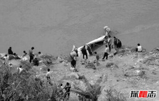 1944年松花江墜龍事件，漁民親眼目睹黑龍墜落沙灘(身長(cháng)20米)