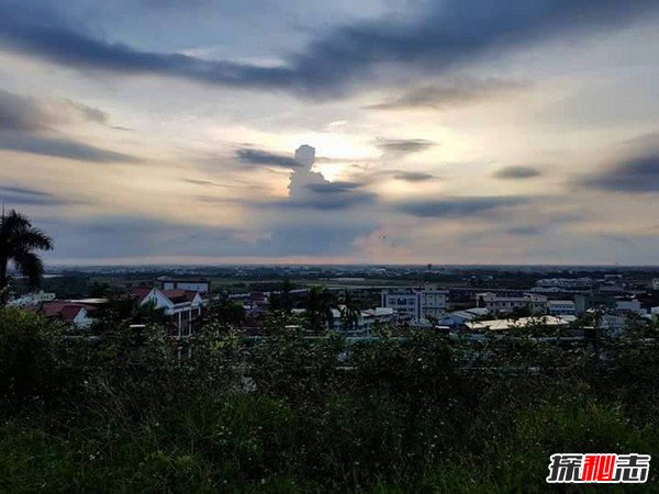 三個(gè)佛祖出現天空圖,佛祖顯靈普度眾生