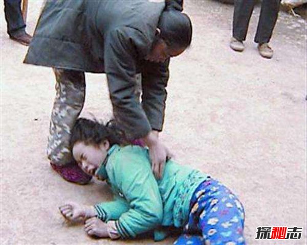 蛇娃真相,小女孩像蛇一樣在地上蠕動(dòng)