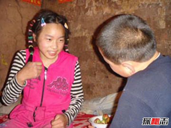 蛇娃真相,小女孩像蛇一樣在地上蠕動(dòng)