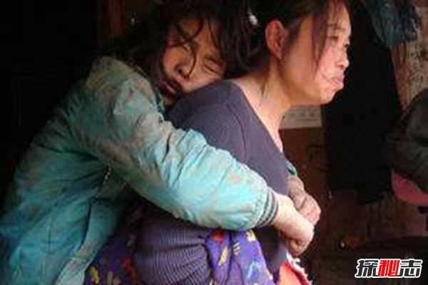 蛇娃真相,小女孩像蛇一樣在地上蠕動(dòng)