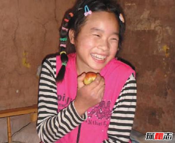 蛇娃真相,小女孩像蛇一樣在地上蠕動(dòng)