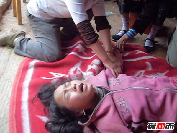 蛇娃真相,小女孩像蛇一樣在地上蠕動(dòng)