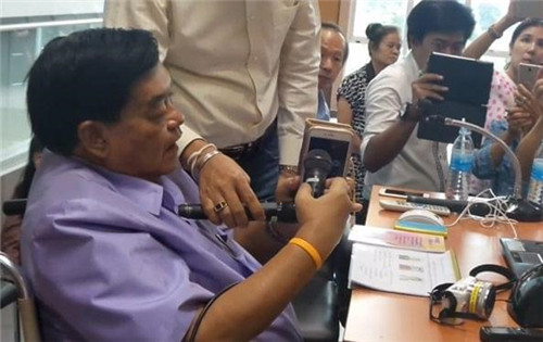 世界上真有外星人存在嗎 看他竟然用手機和外星人打電話(huà)